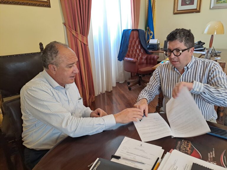il Presidente del Libero Consorzio Comunale di Agrigento, Giuseppe Pendolino, e il Presidente del Distretto del Cibo Bio Slow Pane e Olio, Salvatore Ciulla, durante la sottoscrizione del Protocollo d’Intesa.